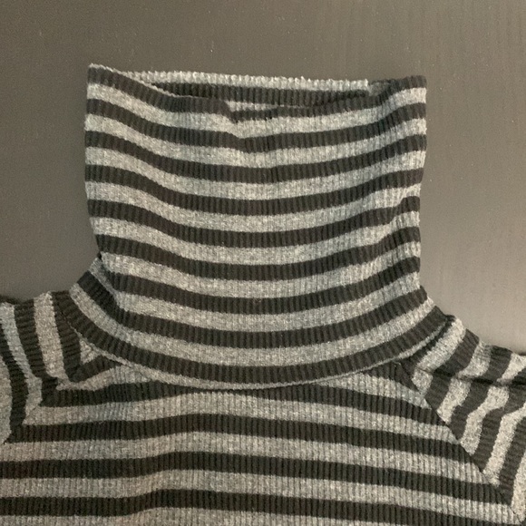 Black and grey striped turtleneck size S - Picture 3 of 6